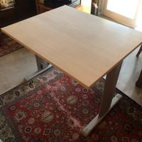 Tavolo per pc regolabile