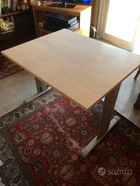 Tavolo per pc regolabile