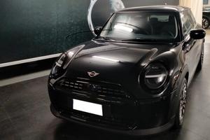MINI COOPER ESSENTIAL F66