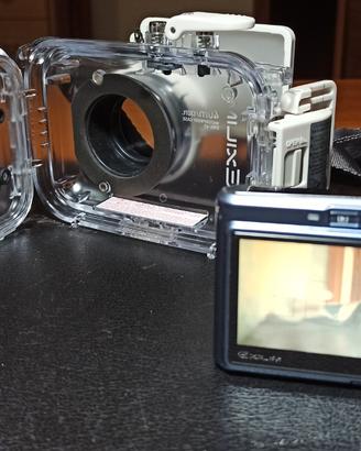 Custodia subacquea e fotocamera Casio