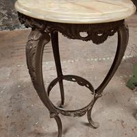 Porta vaso, treppiede  in ghisa con marmo