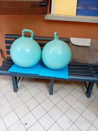Palla per saltare con maniglia. Per bambini. 