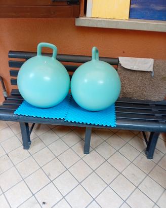 Palla per saltare con maniglia. Per bambini. 