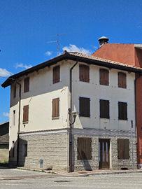 Casa su tre piani in centro paese