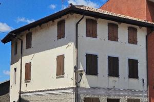 Casa su tre piani in centro paese