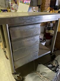 Tavolo acciaio con ruote per cucina ristorante