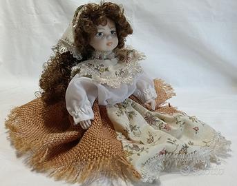 Bambola "campagnola" in ceramica