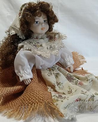 Bambola "campagnola" in ceramica