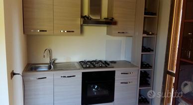 Cucina completa nuova con frigo Indesit .