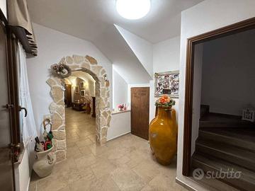 Casa indipendente di 230 m² con più di 5 locali e 