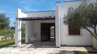 Salento torre dell'orso elegante villa fronte mare