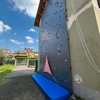 PARETE BULDE ARRAMPICATA E TAPPETONE SPORTIVO