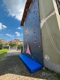 PARETE BULDE ARRAMPICATA E TAPPETONE SPORTIVO