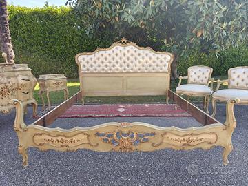 Letto e poltroncine barocche.