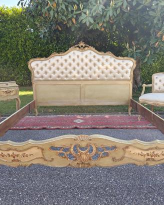 Letto e poltroncine barocche.