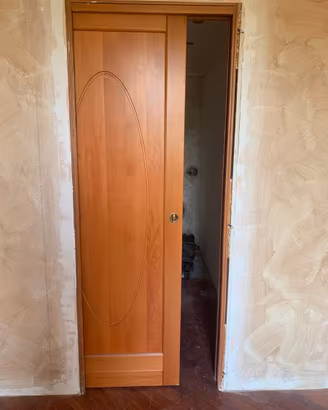 Porte scorrevoli e a battente in legno