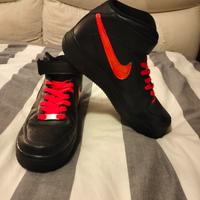 Nike Air Force One mid nere con dettagli arancioni