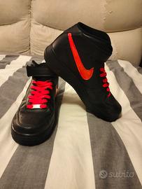 Nike Air Force One mid nere con dettagli arancioni