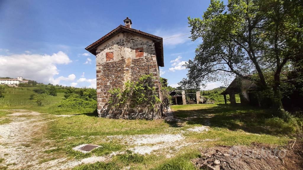 Rustico / Casale di 900 m² con più di 5 locali a M - Altro