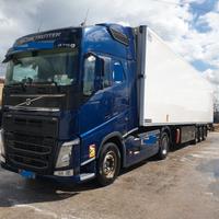 Trattore stradale Volvo semirimorchio frigo