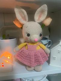 Coniglietta amigurumi fatta a mano con cotone