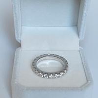 Anello Eternity in argento con Moissanite