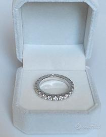 Anello Eternity in argento con Moissanite