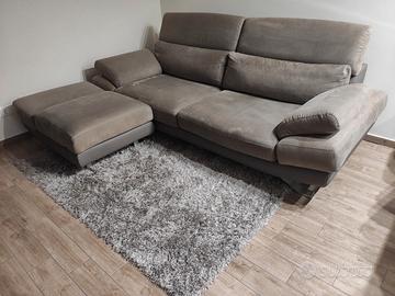 Divano tre posti con pouf