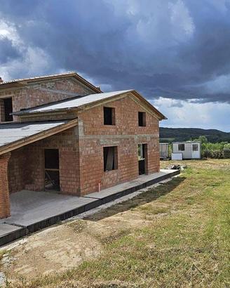 Villa di 250 m² con 3 locali e box auto a Bucine