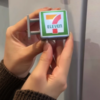 Calamita da frigo Seven Eleven che si illumina