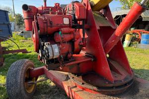 Escavatore com motore autonomo e rotazione