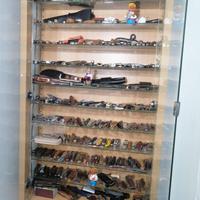 Vetrinetta a muro con 220 coltelli da collezione