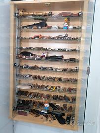 Vetrinetta a muro con 220 coltelli da collezione