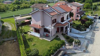 VILLA A SCHIERA A SALUSSOLA