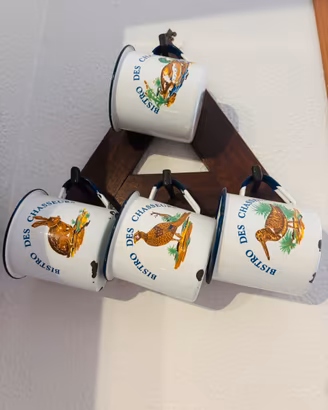 Set di tazze vintage in metallo smaltato