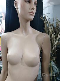 manichino donna colore carne 