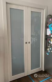 Porte scorrevoli con vetro satinato, interno muro