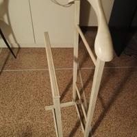 Porta abiti in legno bianco. Alto 1 metro.