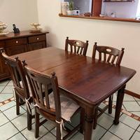 Tavolo in legno massiccio allungabile con 4 sedie