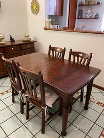 Tavolo in legno massiccio allungabile con 4 sedie