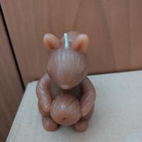 Candela a forma di scoiattolo con ghianda