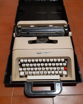 Macchina da scrivere vintage collezione olivetti
