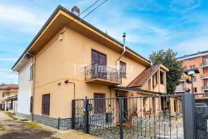 VILLA CON GIARDINO PRIVATO E BOX AUTO!