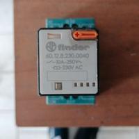 N.5 relè completo di zoccolo Finder