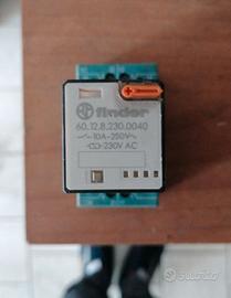 N.5 relè completo di zoccolo Finder