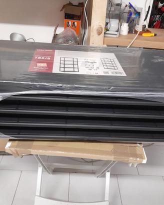 Scaffale con ripiani in plastica