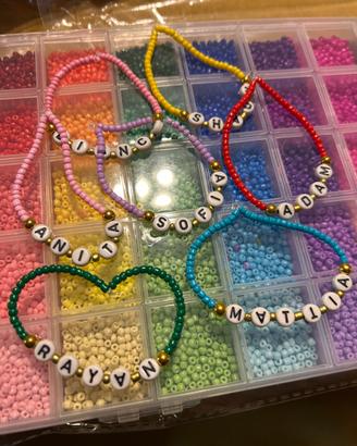Braccialetti fatti a mano in perline con nome