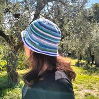 cappello fatto a mano all'uncinetto 