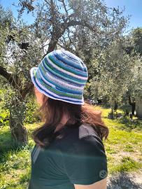 cappello fatto a mano all'uncinetto 