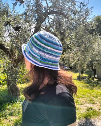 cappello fatto a mano all'uncinetto 